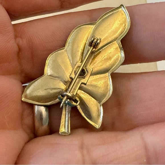 Beautiful Green Lead Enamel Pearl Brooch Dainty Vintage Rare Gold Tone - Picture 4 of 7